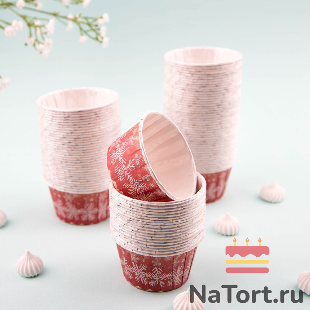 Формы бумажные с ламинацией «Маффин» 50х40 мм (Красные со снежинками) 100 шт