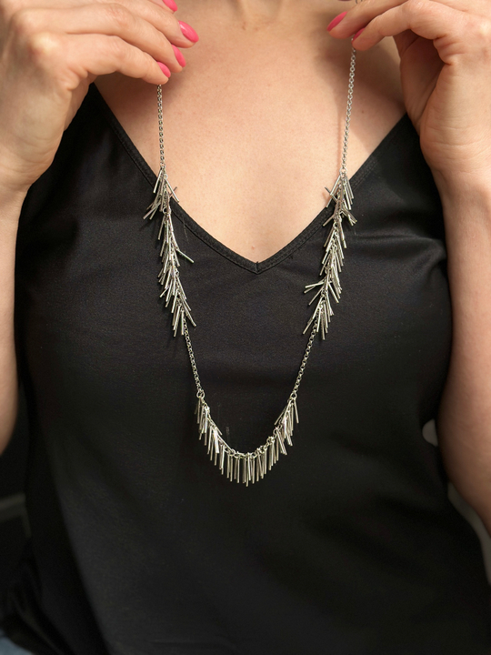 Колье с палочками, оттенок серебро