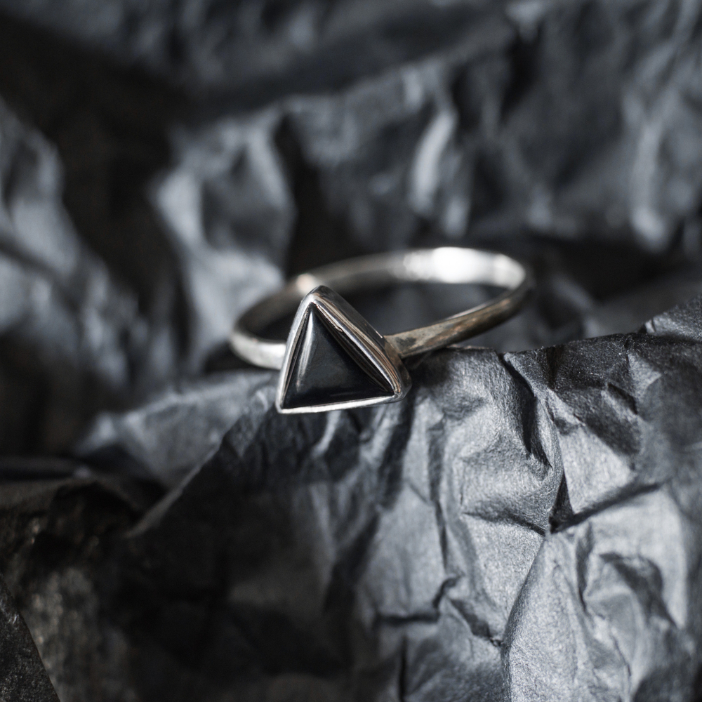 Кольцо МИНИМАЛИЗМ (треугольник), серебро/оникс