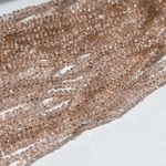 Хрустальные бусины в форме треугольника, оттенок "Нюд", 2,5*3мм