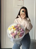 Букет из маттиолы, хризантемы, ранункулюсов и кустовых пионовидных роз