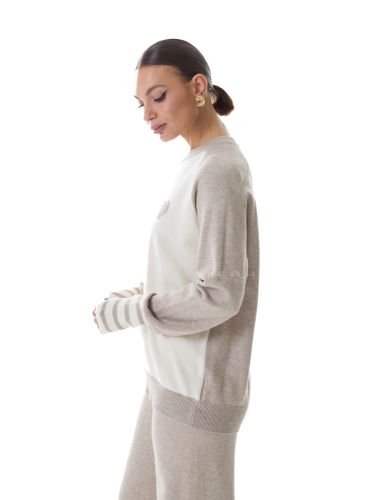 Бежевый трикотажный костюм с сердцем