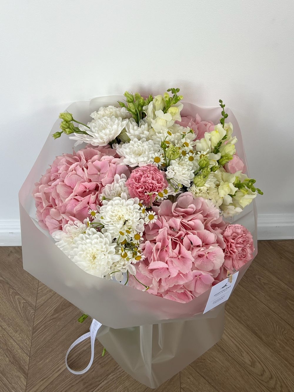 Сборный  букет из гортензии, хризантемы, ромашки и лизиантуса