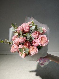 Стильный букет-кулек в яркой гамме (С0058)