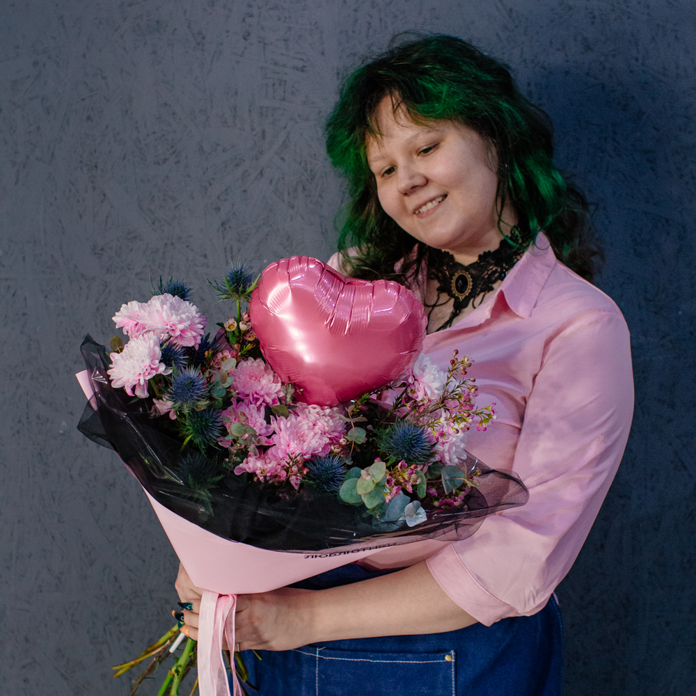 120. Романтичный букет с шариком-сердцем в контрастной упаковке