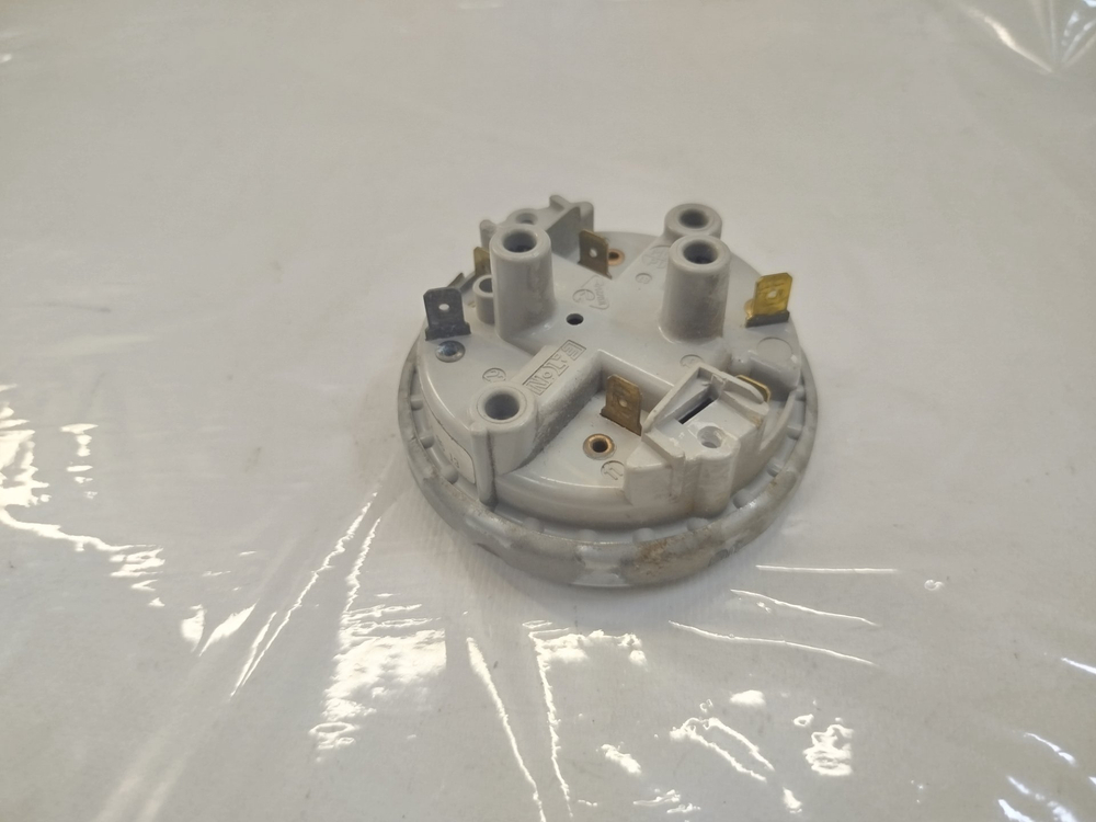 506 Датчик уровня воды (Прессостат) для стиральной машины Indesit Ariston JPD4-592 175/95 215/115 б/у