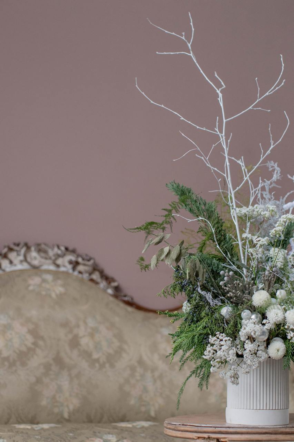 Композиция в бетонном кашпо белая