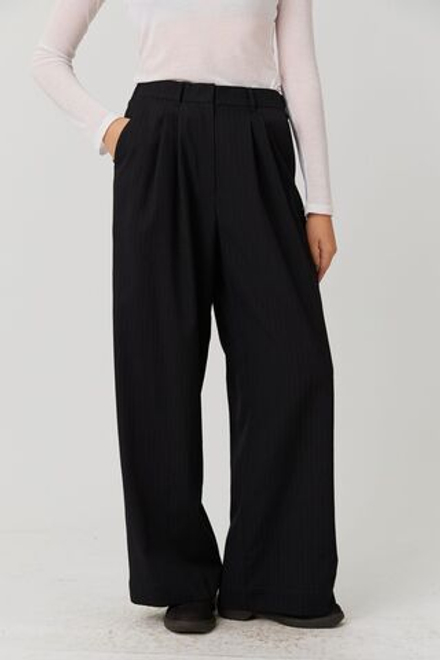 Брюки со складками в синюю полоску