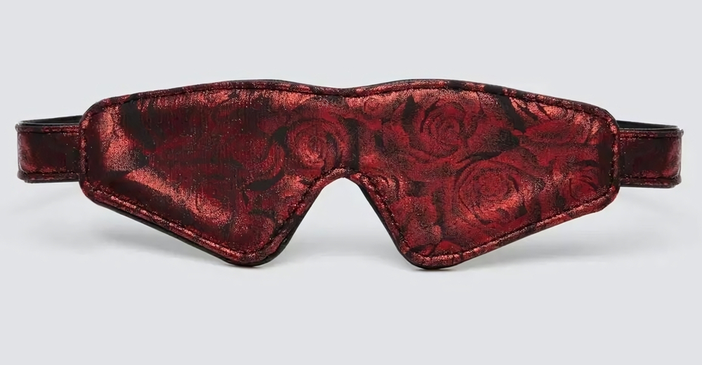 Двусторонняя красно-черная маска на глаза Reversible Faux Leather Blindfold (Цвет: красный с черным)