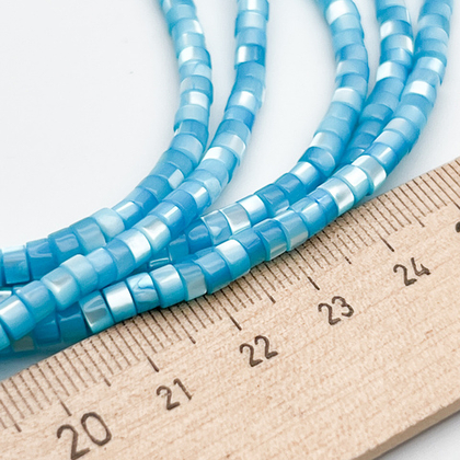 Перламутр тонированный, цвет голубой, размер 4*2,5 мм, цена за отрезок 19 см (1/2 нити)