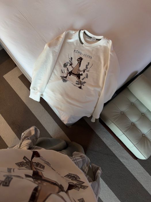 СВИТШОТ ЖЕНСКИЙ ЭВВИ МОЛОЧНЫЙ КОНЬ ОГОНЬ