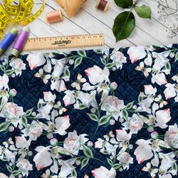 Ткань габардин живописные розы на синем фоне