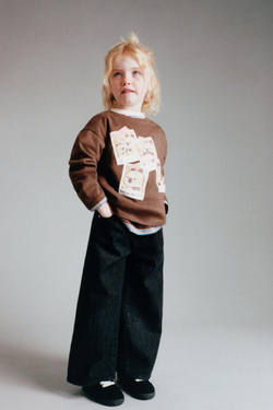 ZARA ЛОНГСЛИВ С ПРИНТОМ CAPIBARA CAPYFUN ©, ШОКОЛАДНЫЙ