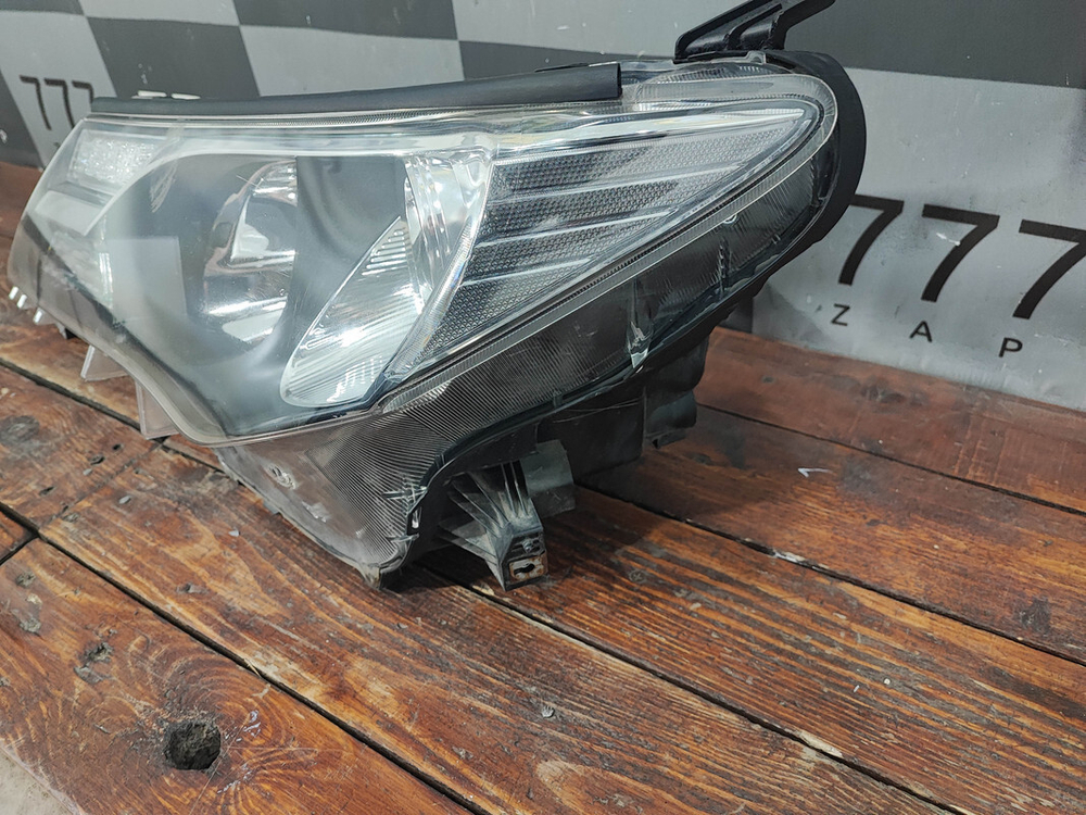 Фара левая ксенон Toyota RAV4 IV (XA40) 12-15 Б/У Оригинал 8118542572