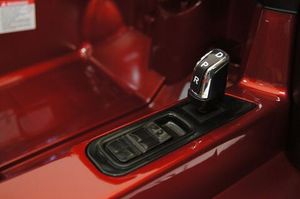 Детский электромобиль River Toys VOLKSWAGEN TOUAREG красный фото №11