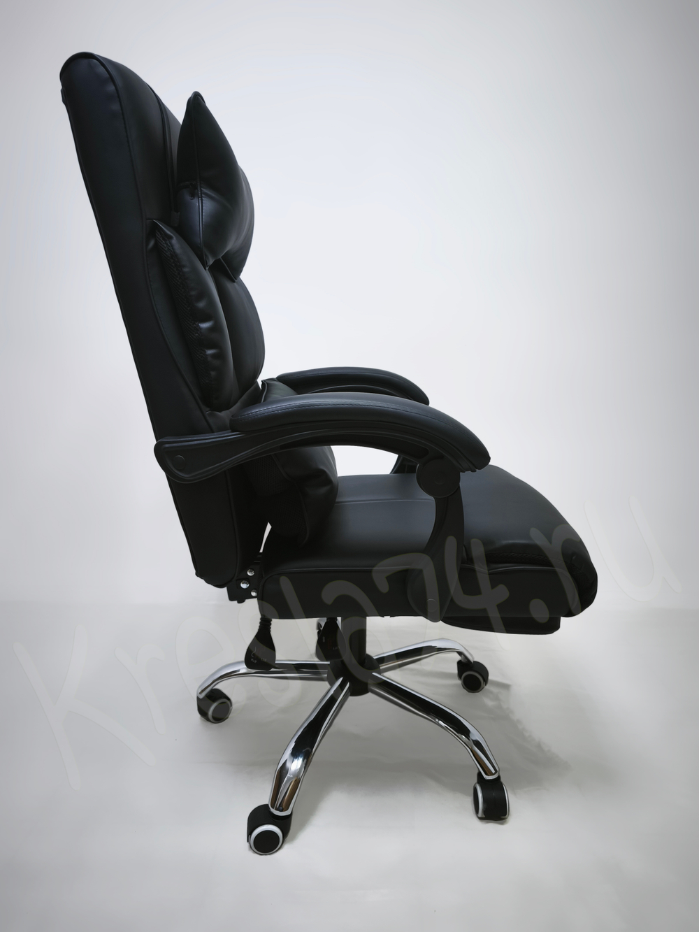 Кресло руководителя с подушкой. Черный цвет