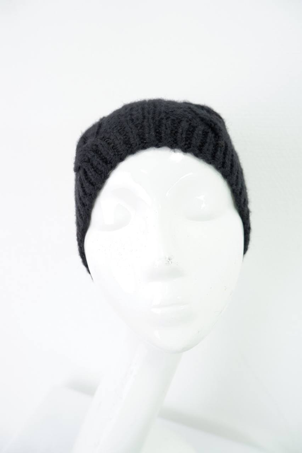 Шапка черная с помпоном на 9+ лет