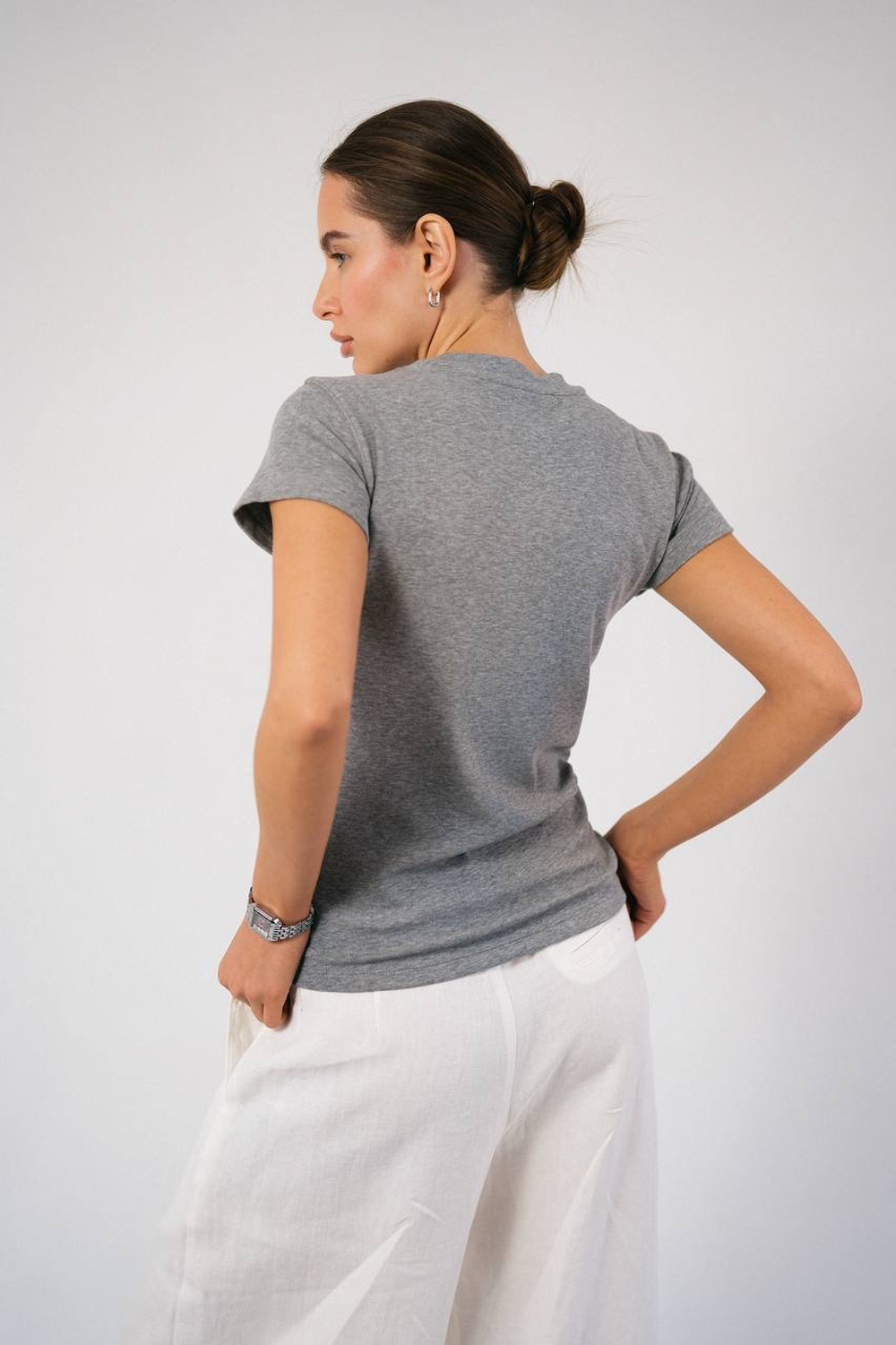 Базовая однотонная футболка в премиум качестве облегающего силуэта