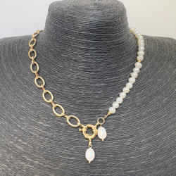 Колье «Золотой штрих» — жемчуг и позолоченная цепь