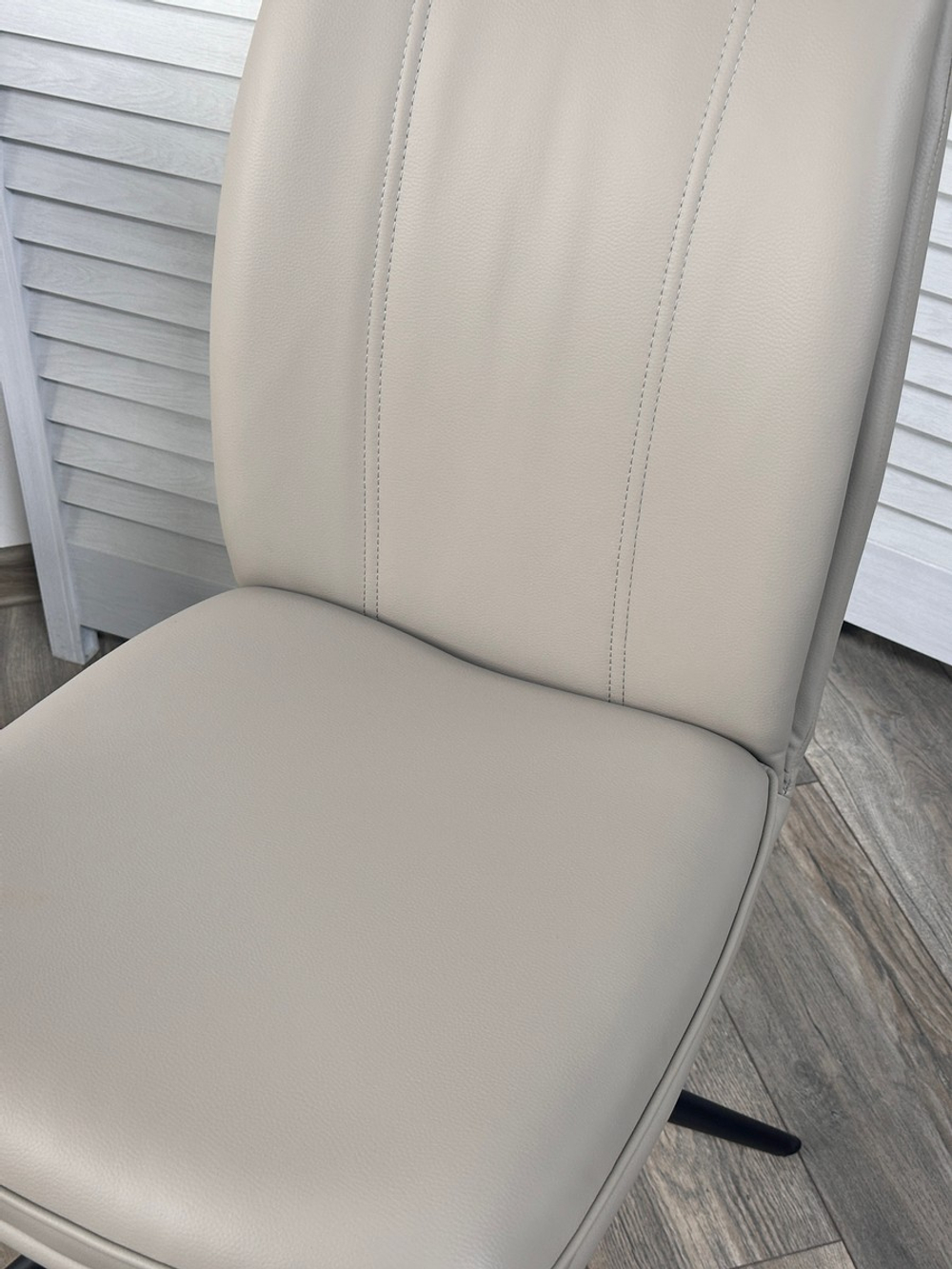 Стул М-City DISAUR Йохан (Yohan) поворотный на поворотный на 360 градусов, Hf017-09 Латте, Экокожа, Черный