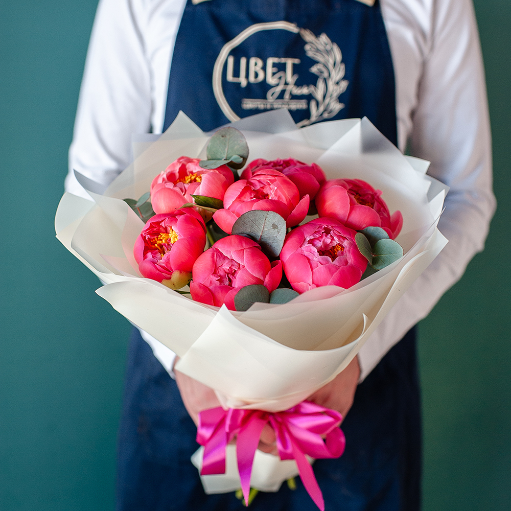 7 пионов корал шарм с эвкалиптом