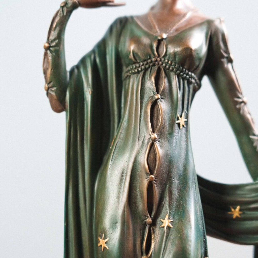 Скульптура «Элегантная дама в изумрудном платье»