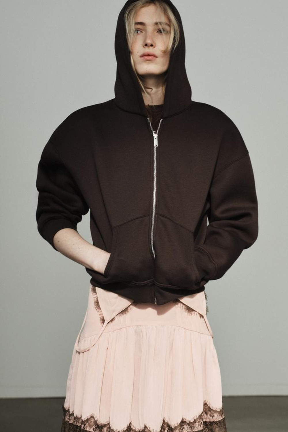 ZARA ТОЛСТОВКА С КАПЮШОНОМ ИЗ НЕОПРЕНОВОЙ ТКАНИ, ШОКОЛАДНЫЙ