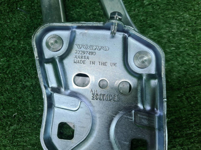 Петля капота правая Volvo XC40 (2017-н.в.)