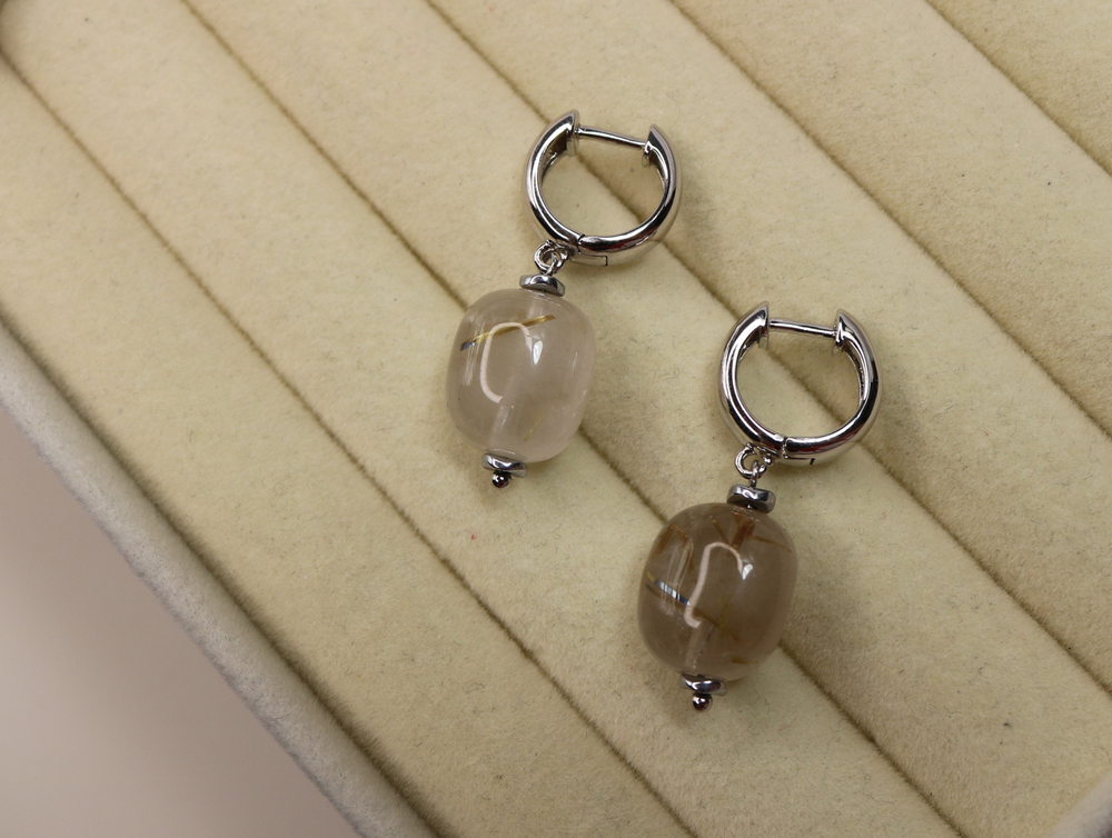 alt="Серьги «Золотые нити» — кварц волосатик 1,5×1 см, швенза-кольцо — Викторинэль"