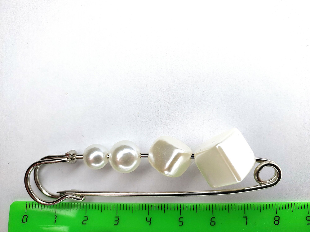 Булавка брошь "Жемчужная роскошь" для кардигана. пальто. Костюма. Цвет  белый