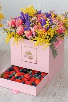 Шкатулка с мимозой, ирисами, тюльпанами и свежими ягодами