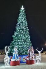 Светодинамическая елка каркасная - встроенная гирлянда: холодный свет - "Уральская" 17 м