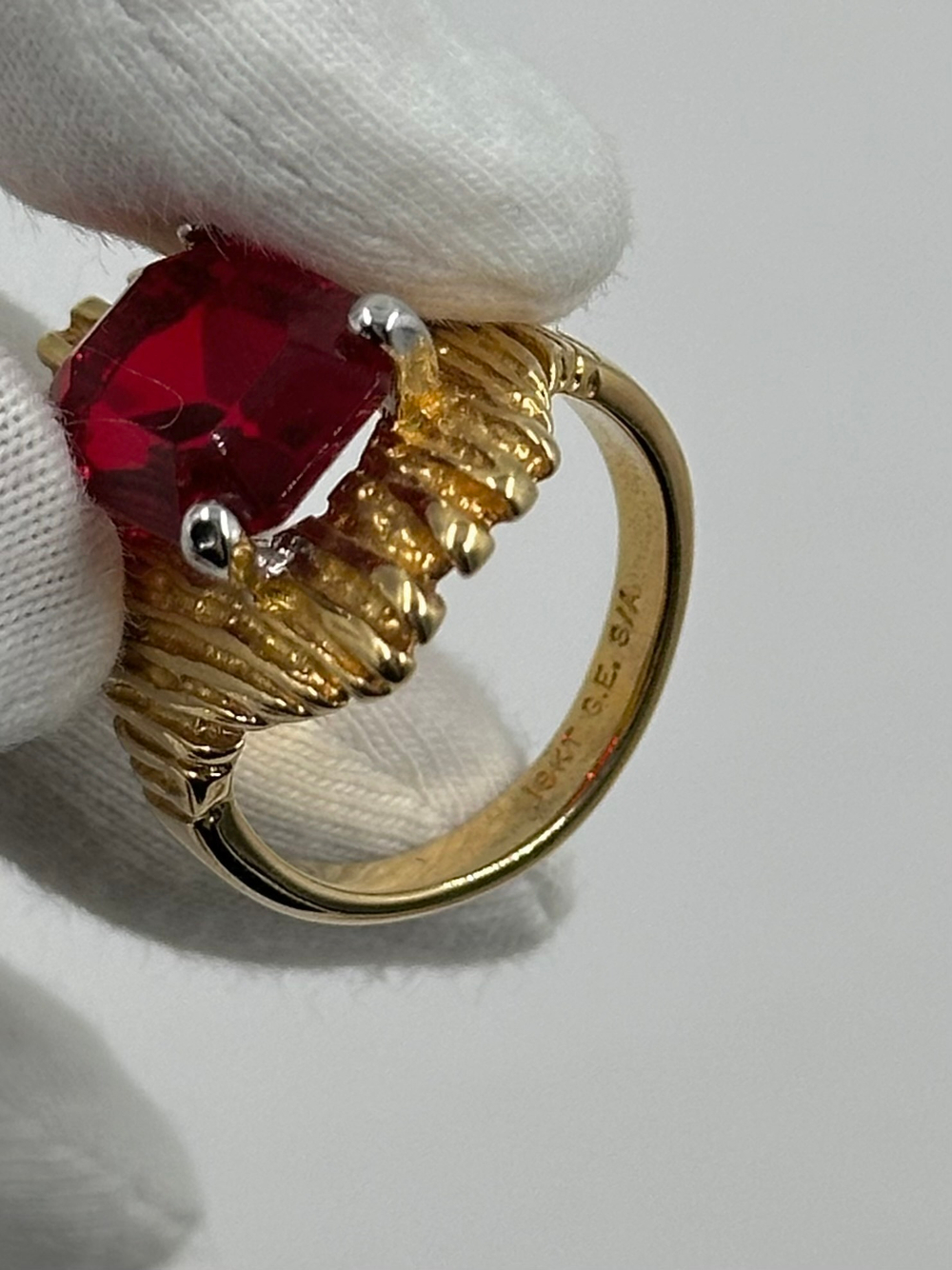 Кольцо с красным кристаллом