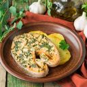 Запеченный лосось с картофелем и чесночным соусом Запеченный лосось с картофелем и чесночным соусом