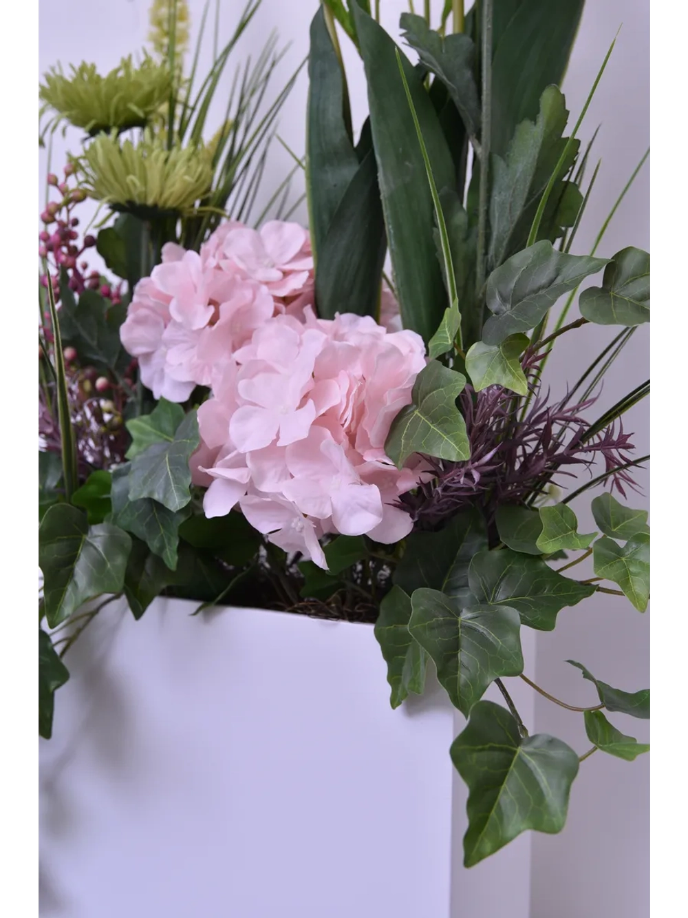 Напольная композиция из искусственных растений и цветов