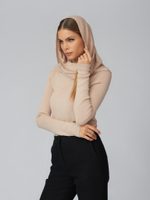 Женский бежевый джемпер с воротом-трубой