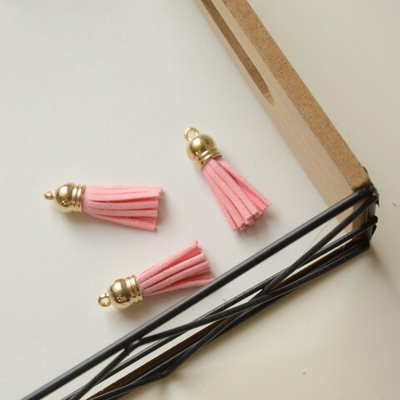 Кисточка замшевая, длина 3,8 см, цвет лососевый