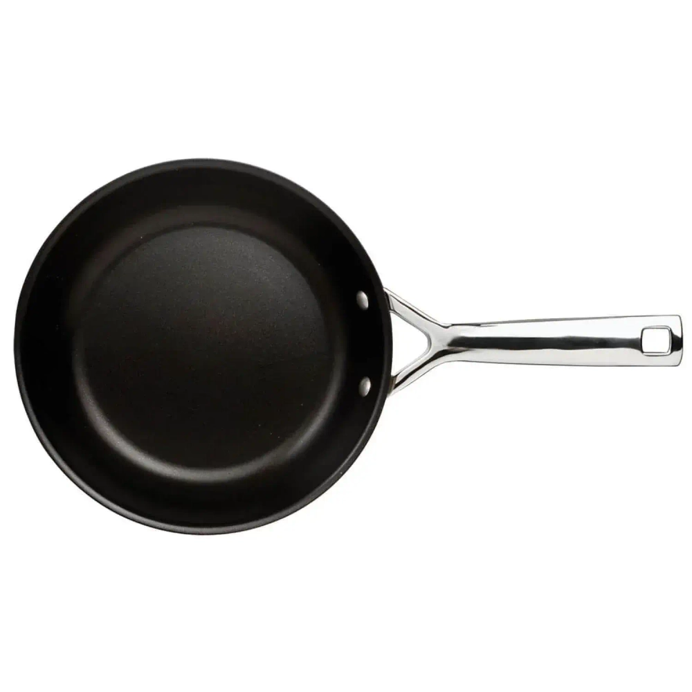 Le Creuset 3-слойная сковорода диаметром 20 см с антипригарным покрытием.