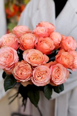 Букет из пионовидных персиковых роз "Кахала"