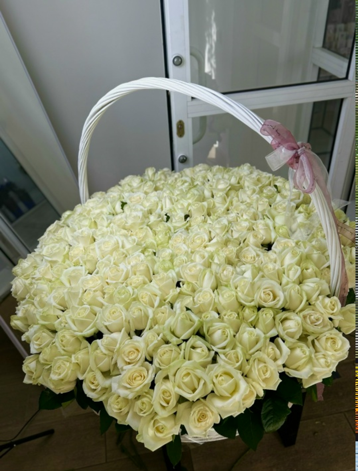 301 роза сорта Аваланж в корзине