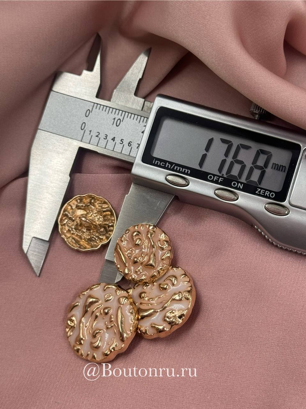 Пуговицы объемные золотистые с молочной эмалью