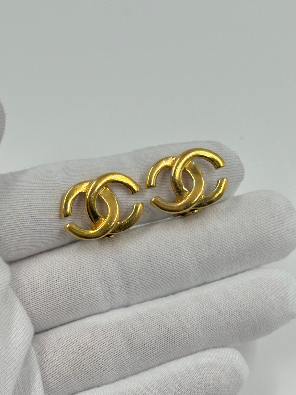 Миниатюрные клипсы в виде лого Chanel