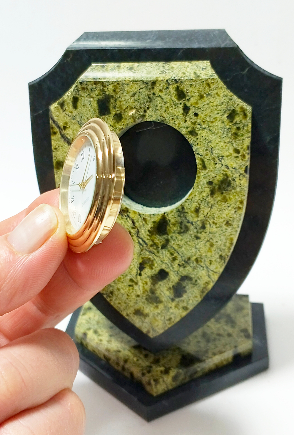 Часы " щит" из змеевика 14.5-10-7.5см