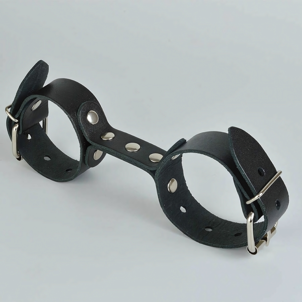 Черные кожаные наручники-фиксатор