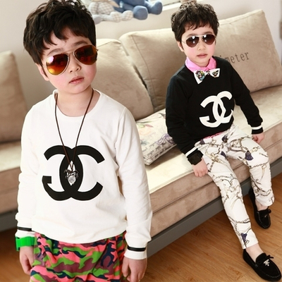 Свитшот с круглым вырезом и контрастной монограммой