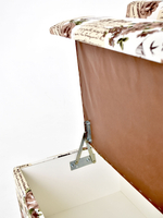 Стильный компактный диван Фабрики ОНИКС из практичного и износостойкого материала с оригинальным дизайном, вместительным ящиком для хранения, мягким наполнителем для дома, дачи и офиса