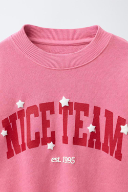 ZARA ТОЛСТОВКА С ПРИНТОМ В СТИЛЕ ПРЕППИ, ЦВЕТ РОЗОВОГО МЕЛА