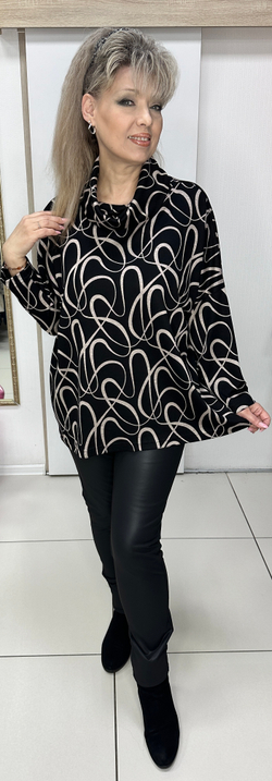 Туника черная с хомутом и бежевым абстрактным изображением