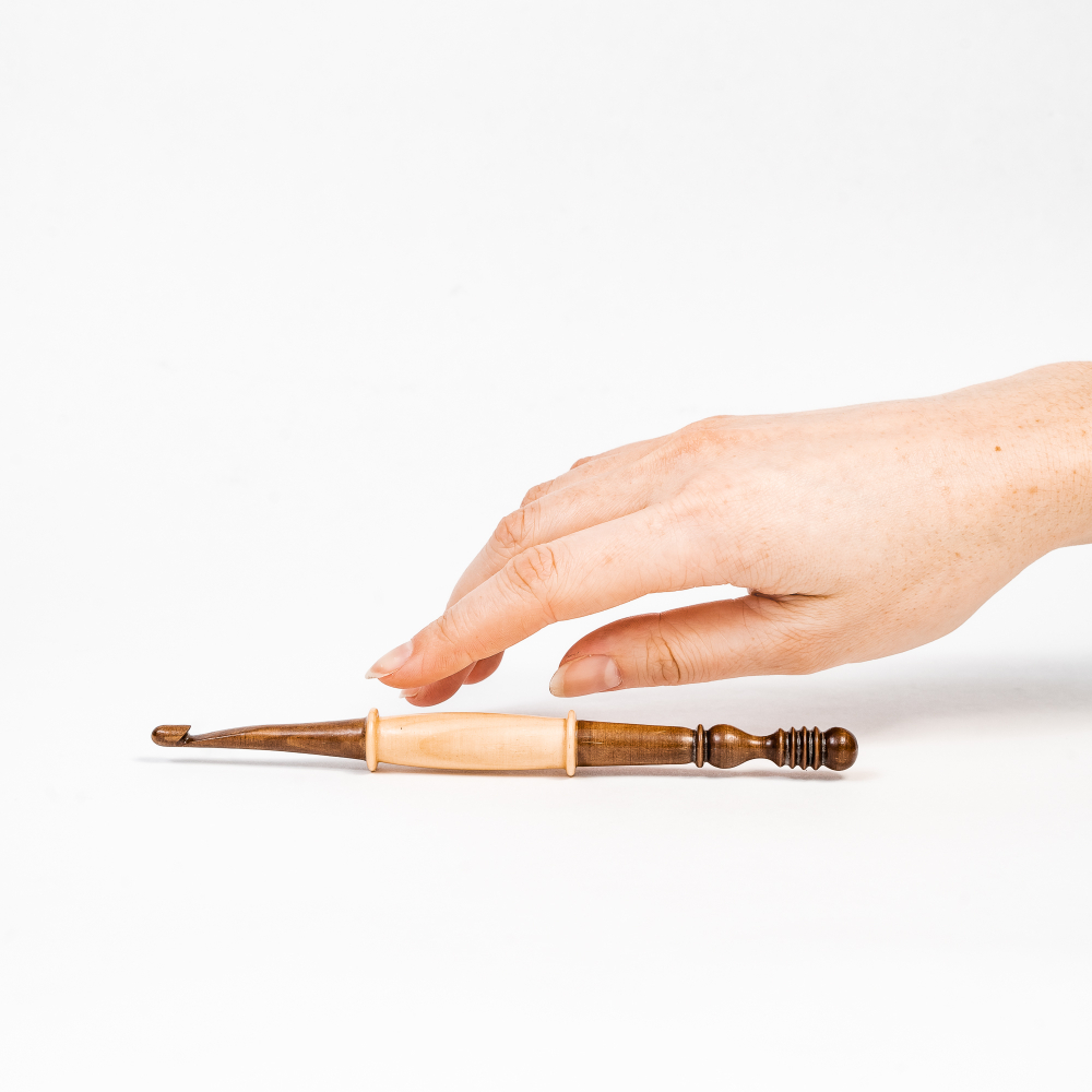 Деревянный крючок для вязания из кедра 6 мм. K300