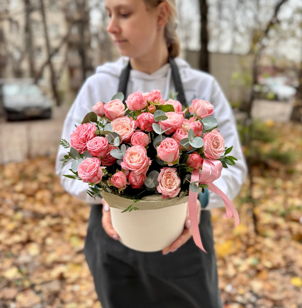 Композиция в коробке, кустовые розы премиум, эвкалипт,5шт.